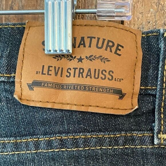 Levi’s Signature Men’s 32” Athletic Fit Blue Denim Whiskering Front Faded Jeans - Picture 6 of 6